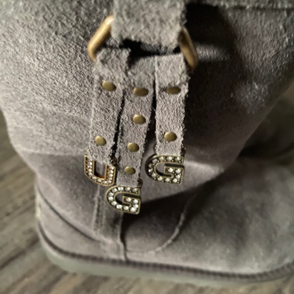 UGGS - Picture 2 of 4